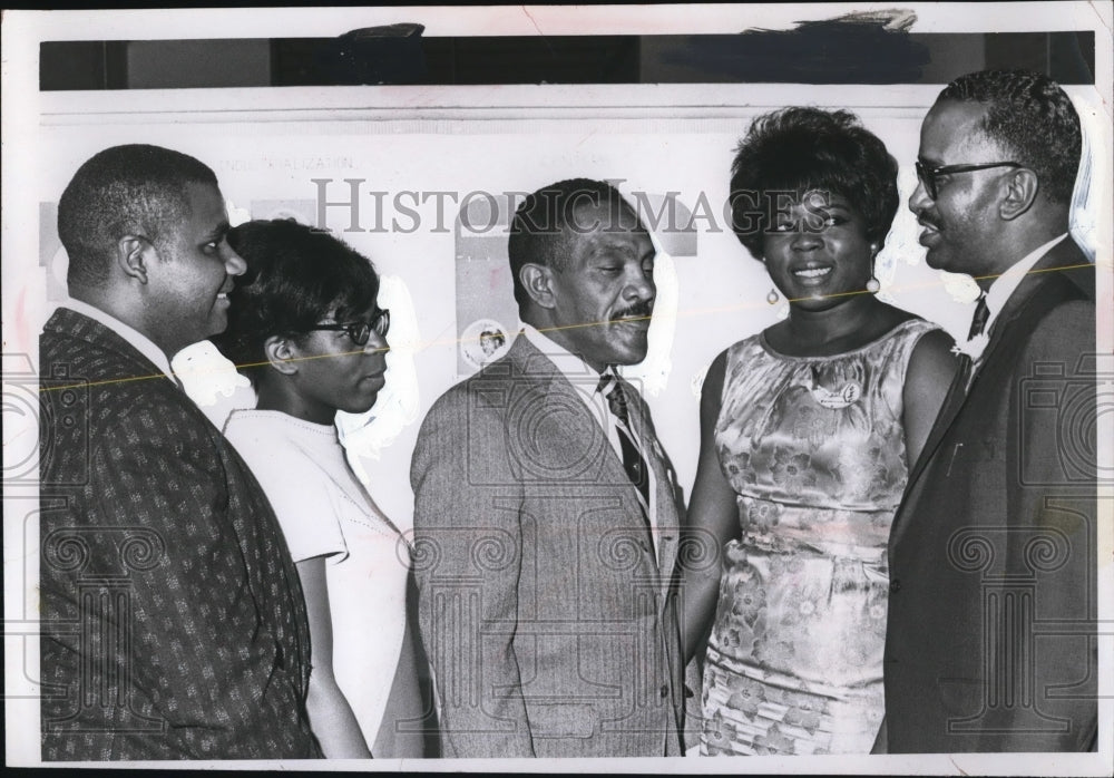 1967 Press Photo People Having A Meeting