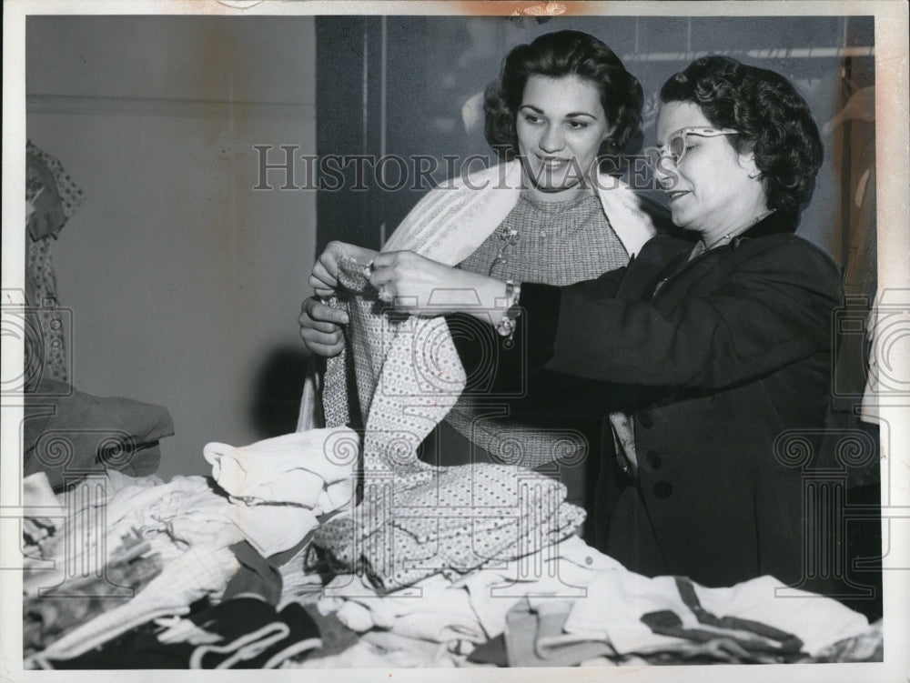 1962 Press Photo Mrs. Nelsa Torno And Mrs. America Samoedo Choosing Clothes