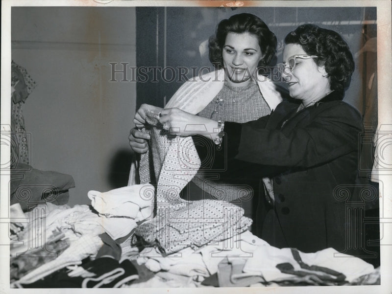 Load image into Gallery viewer, 1962 Press Photo Mrs. Nelsa Torno And Mrs. America Samoedo Choosing Clothes
