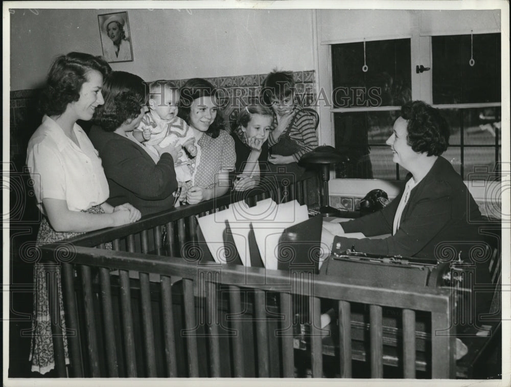 1942 Press Photo After Pearl Harbor, Arthur Fendler enslited in the Navy