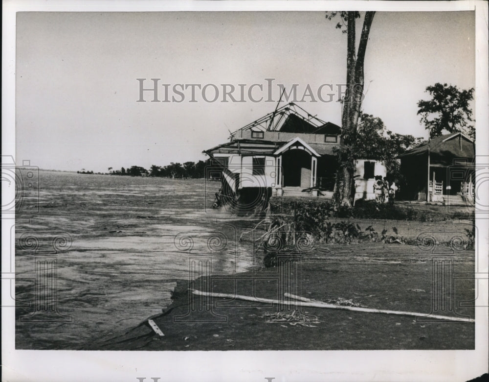 1954 Press Photo Rampaging Waters Of Brahmaputra Destroys House