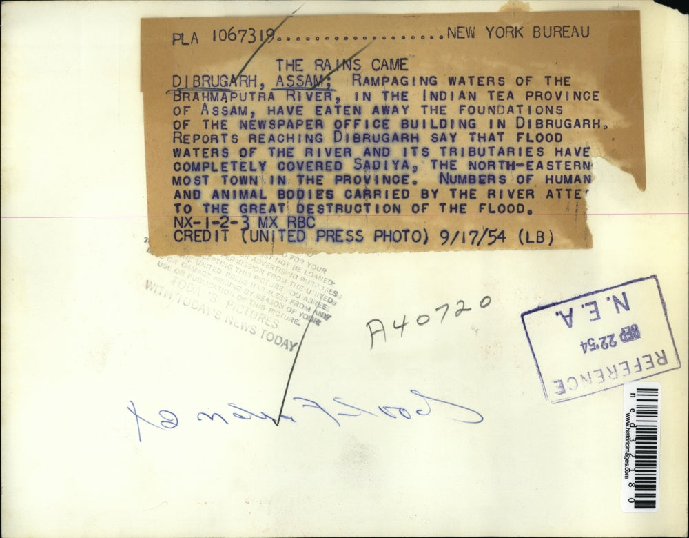 1954 Press Photo Rampaging Waters Of Brahmaputra Destroys House