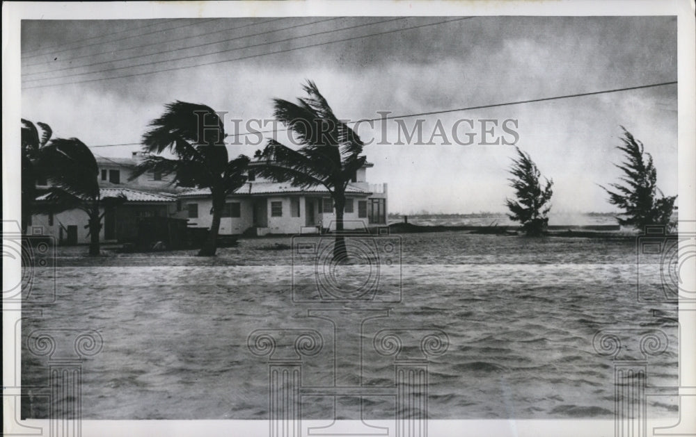1951 Press Photo Bay Of Biscayne Waters Flow Over The Sea Wall