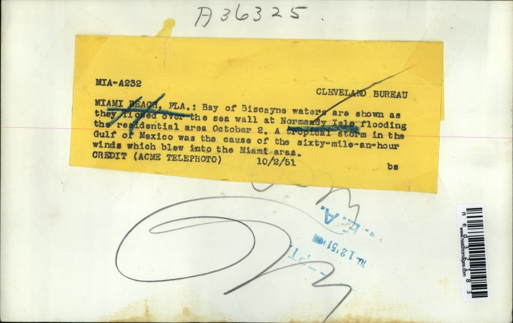 1951 Press Photo Bay Of Biscayne Waters Flow Over The Sea Wall