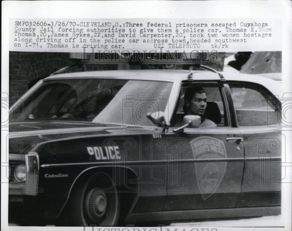 1970 Press Photo 3 Federal Prisoners Escape And Force Police To Give Them Car
