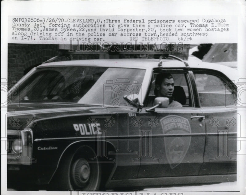 Load image into Gallery viewer, 1970 Press Photo 3 Federal Prisoners Escape And Force Police To Give Them Car
