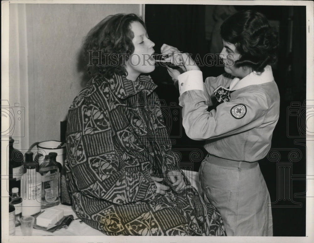 1939 Press Photo Red Cross Worker Emma Hutchison Examines Maxine Young throat
