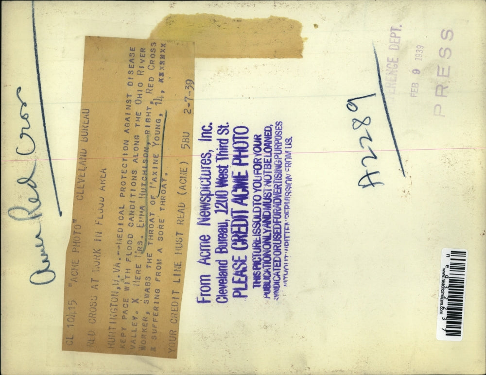 1939 Press Photo Red Cross Worker Emma Hutchison Examines Maxine Young throat