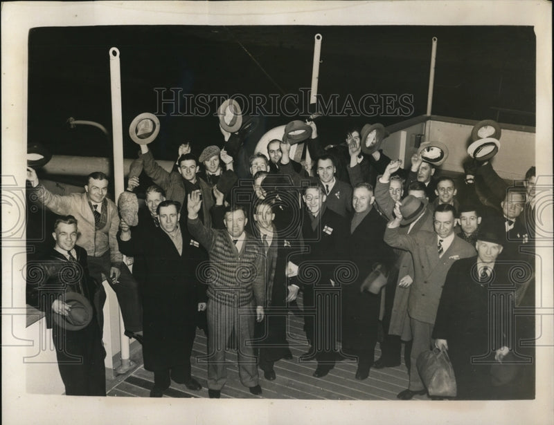 Load image into Gallery viewer, 1939 Press Photo between thirty and forty finns sail on the S.S. Drottningholm
