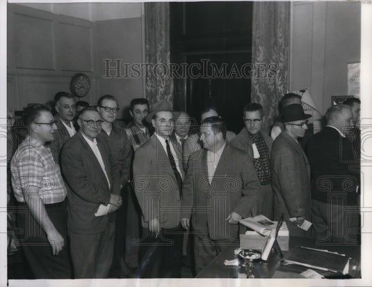 1959 Press Photo Liquor License holders wait their turn in line