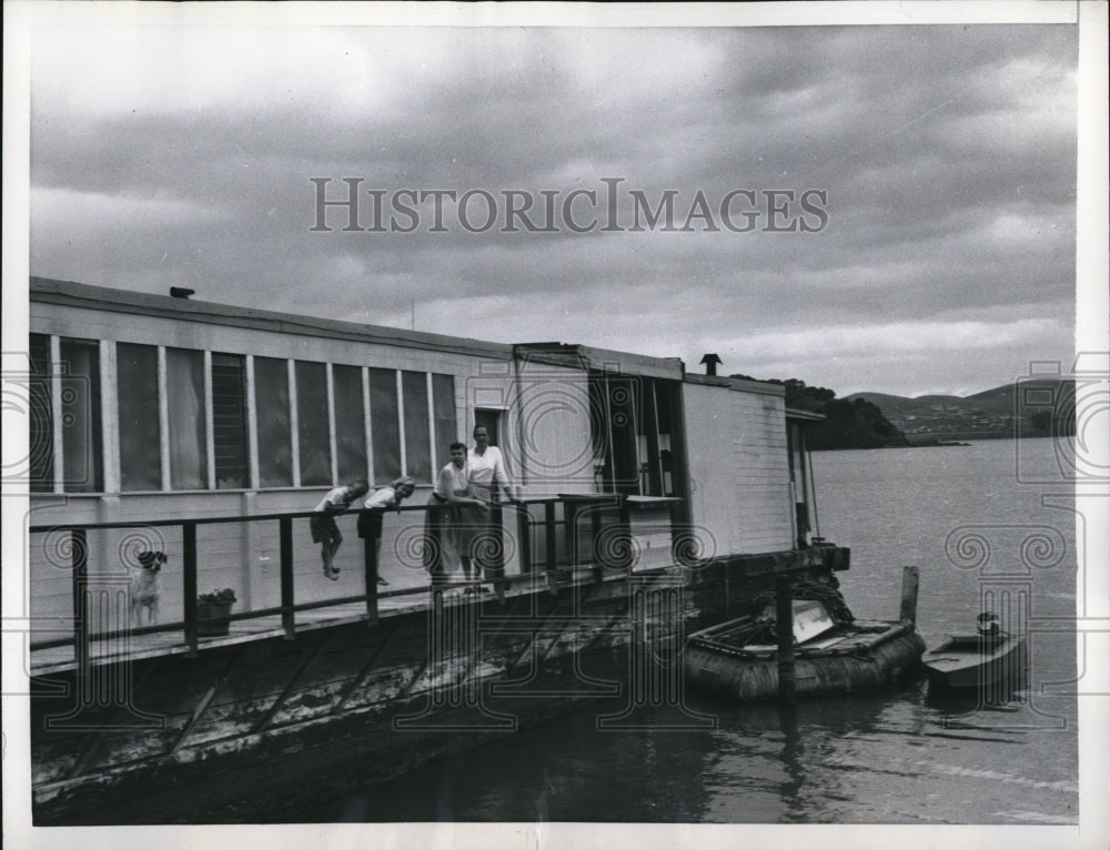 1957 Press Photo Mr and Mrs Warren Outten and their two-children, 42-year-old