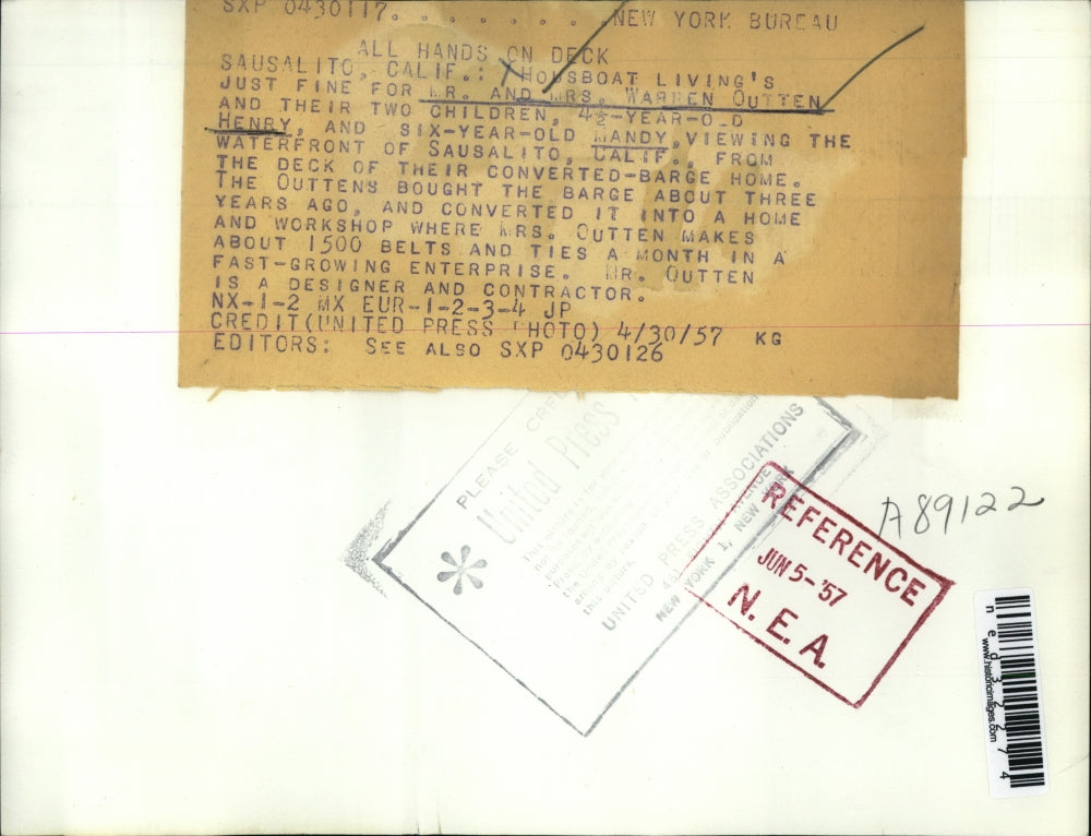 1957 Press Photo Mr and Mrs Warren Outten and their two-children, 42-year-old