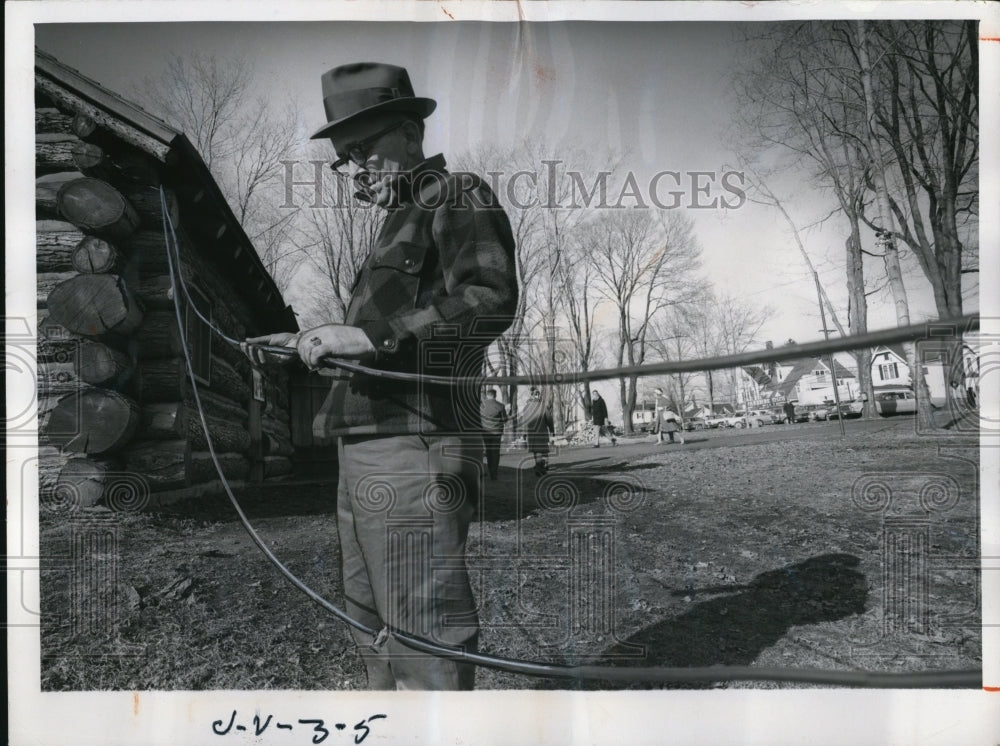 1969 Press Photo Quadruple maple syrup production according to Vern Foft