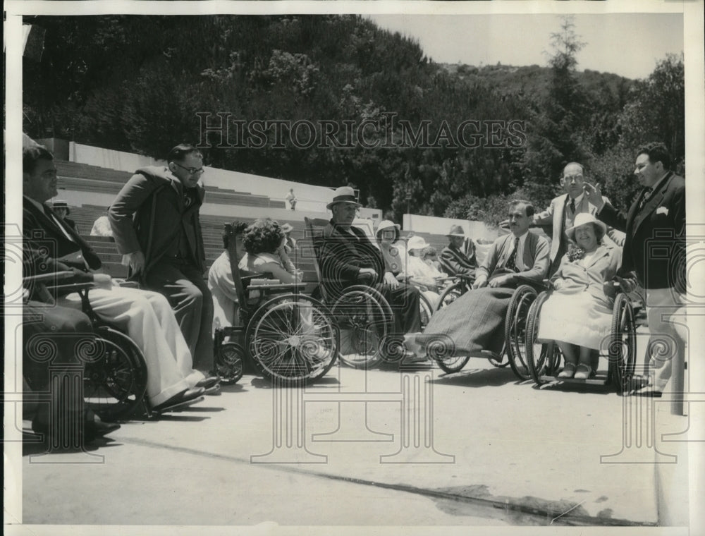 1936 Press Photo Group of Elders encourages each other