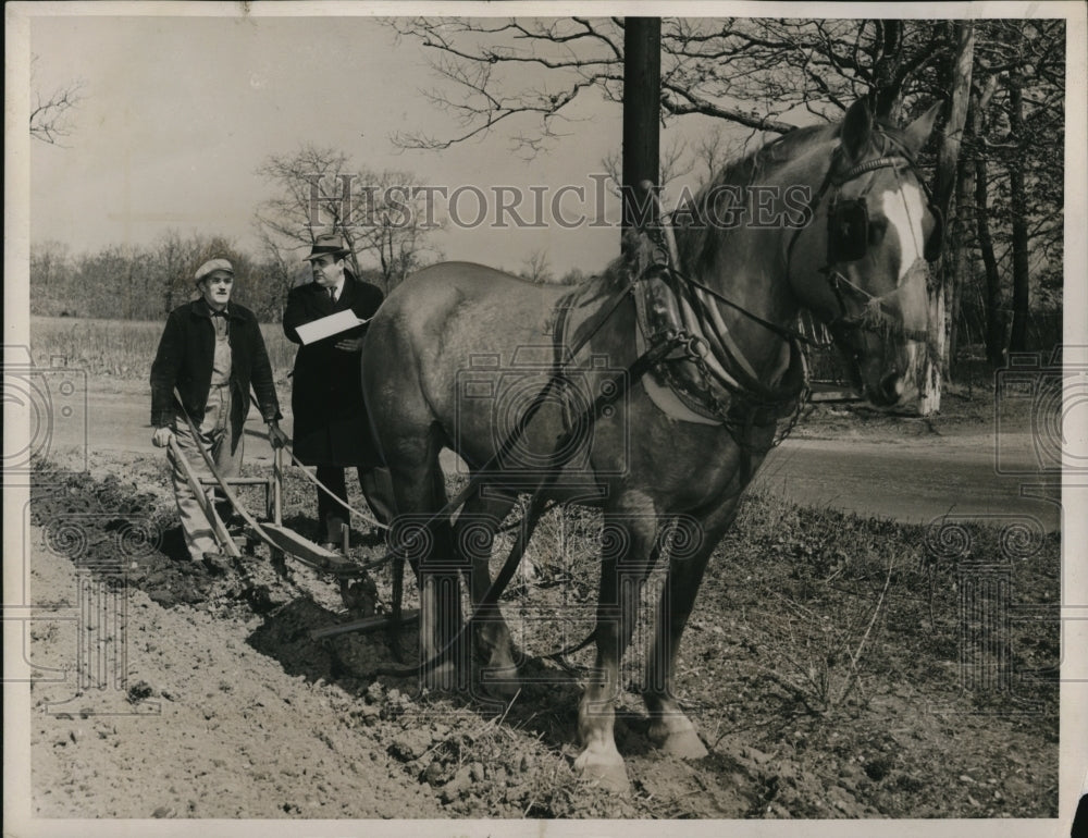 1940 Press Photo Farmer Steve Olish Working Fields with Census Taker, Fred