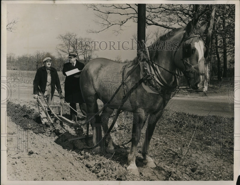 Load image into Gallery viewer, 1940 Press Photo Farmer Steve Olish Working Fields with Census Taker, Fred
