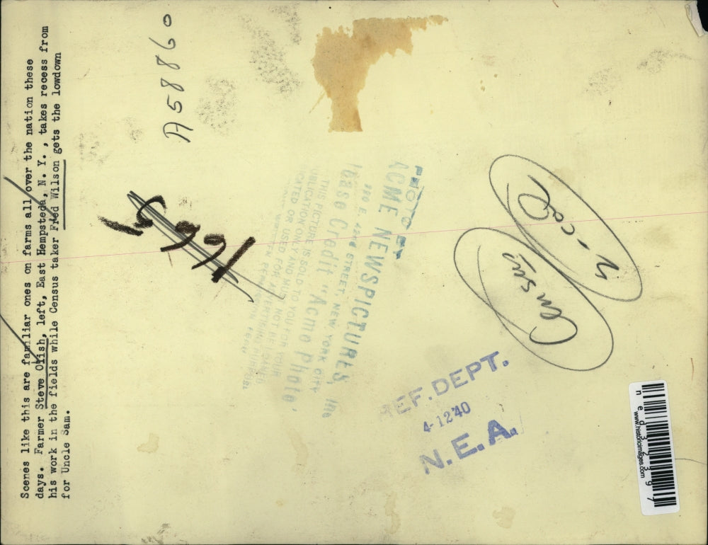 1940 Press Photo Farmer Steve Olish Working Fields with Census Taker, Fred