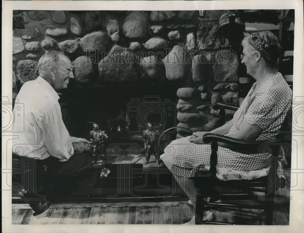 1948 Press Photo Fireplace of Ranch-Type Log Cabin Tended by Charles Findley