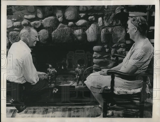 1948 Press Photo Fireplace of Ranch-Type Log Cabin Tended by Charles Findley