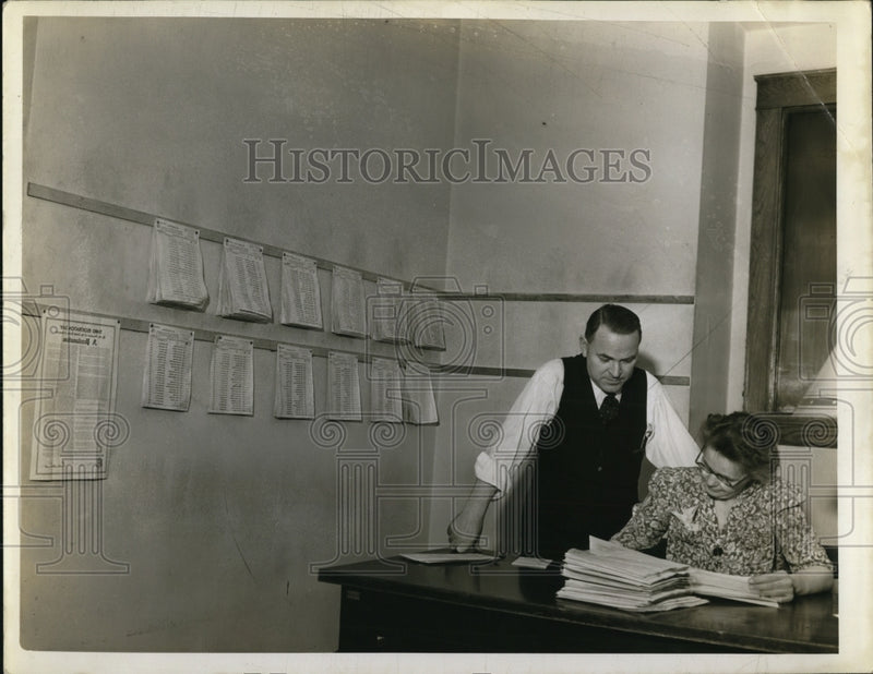 Load image into Gallery viewer, 1947 Press Photo Board 23 Ralph CGarvin &amp; Mrs R H Wright volunteer helper
