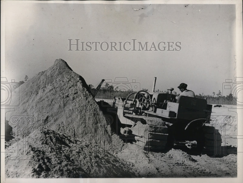 Load image into Gallery viewer, 1936 Press Photo Construction continues on the Florida Ship Canal although
