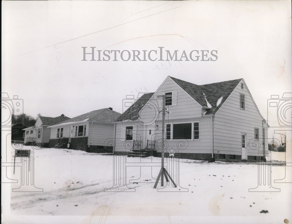 1957 Press Photo Snow at the Marigold road in Waruallswill Heights