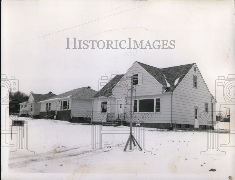 Load image into Gallery viewer, 1957 Press Photo Snow at the Marigold road in Waruallswill Heights
