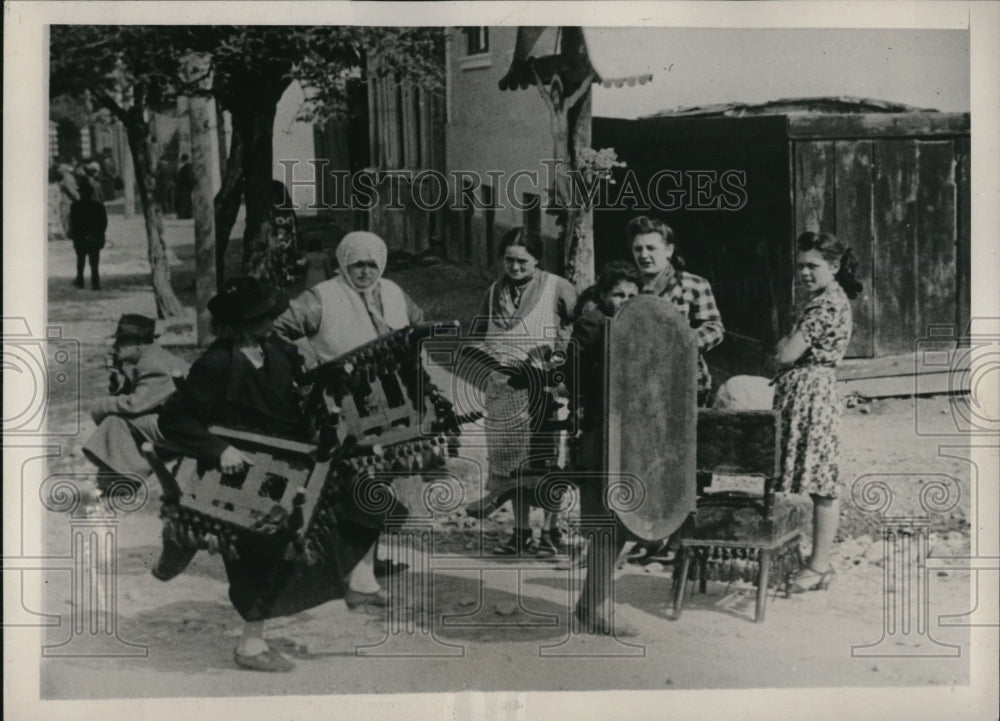 1940 Press Photo Klausenburg Bulgaria Women waiing to be evacuated from this
