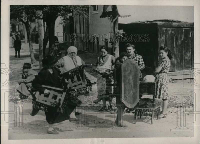 Load image into Gallery viewer, 1940 Press Photo Klausenburg Bulgaria Women waiing to be evacuated from this
