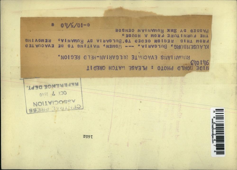 1940 Press Photo Klausenburg Bulgaria Women waiing to be evacuated from this