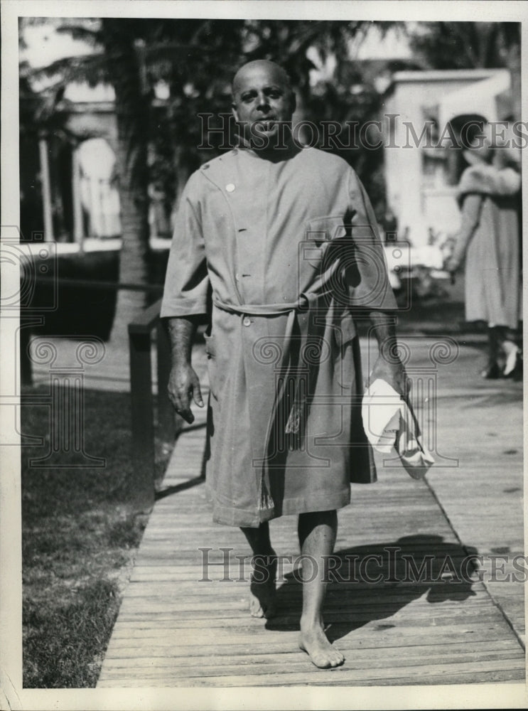 Load image into Gallery viewer, 1931 Press Photo Palm Beach FLa Walter Reade of New York approaching Breakers
