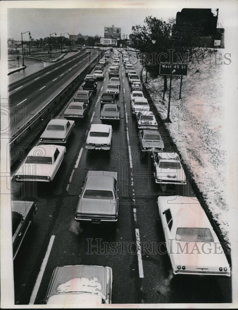 1966 Press Photo Eight disabled cars closed the Rocky River Bridge - Historic Images