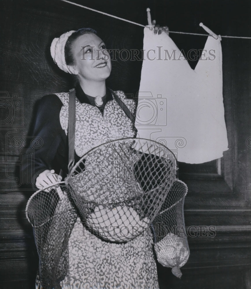 1953 Press Photo London invention by F J Hutchins leaves laundress smiling
