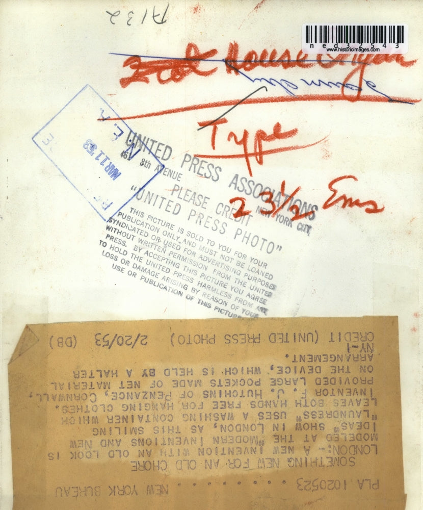 1953 Press Photo London invention by F J Hutchins leaves laundress smiling