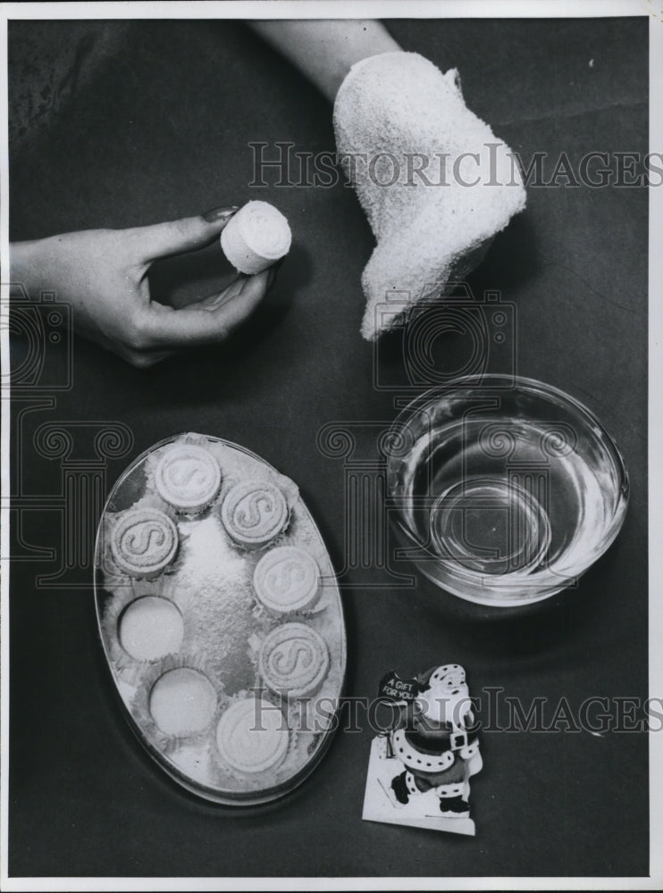1960 Press Photo Wash mitts for Xmas