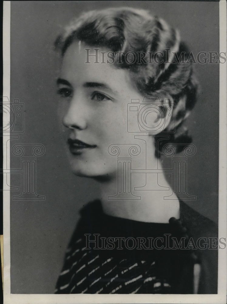 1934 Press Photo Vivian McMIllan former government stenographer whose suit