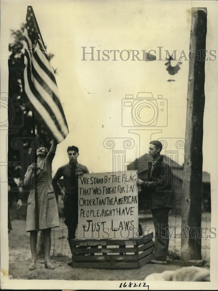 1937 Press Photo Iowa National Guardsmen and state veterinarian were greeted