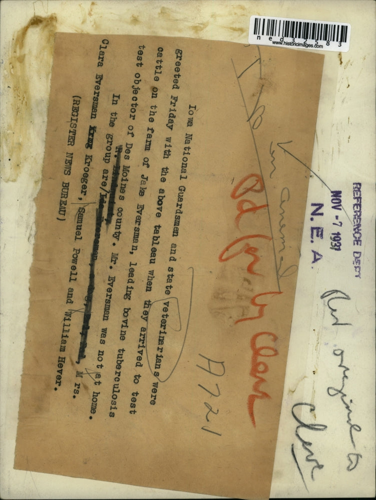 1937 Press Photo Iowa National Guardsmen and state veterinarian were greeted