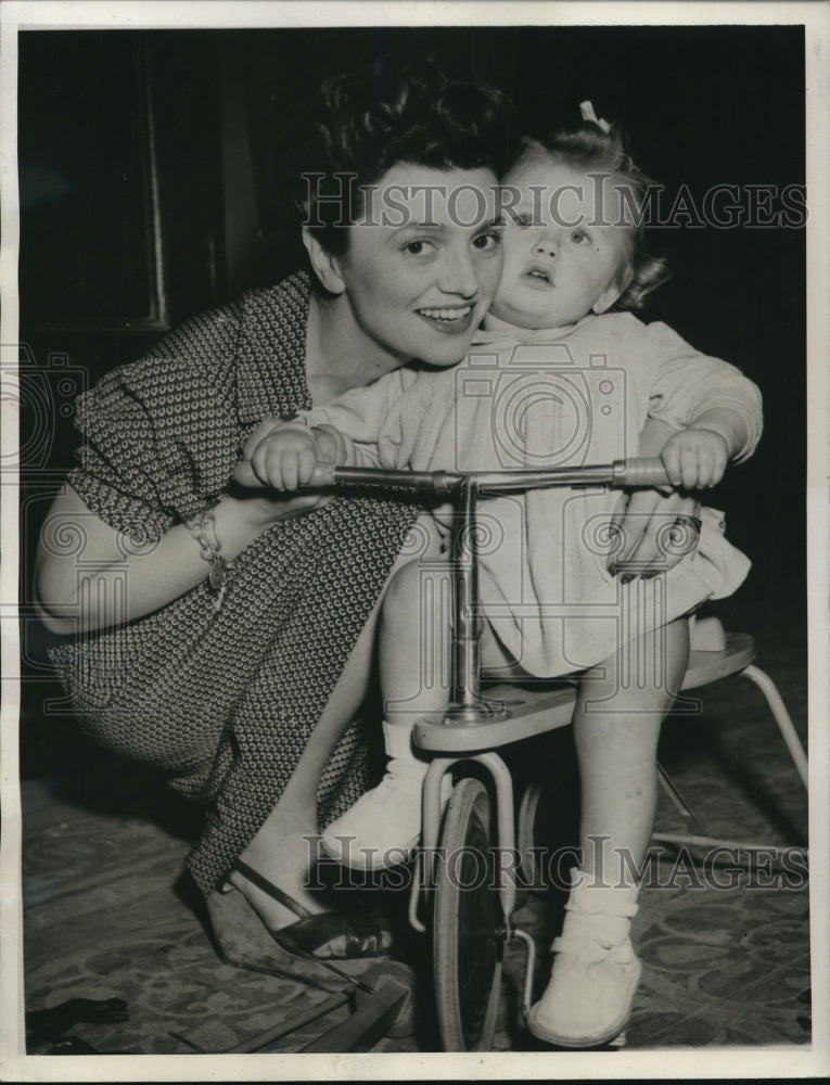 Load image into Gallery viewer, 1944 Press Photo Among hundreds of refugees freed were Mrs Bonita Caputi and her
