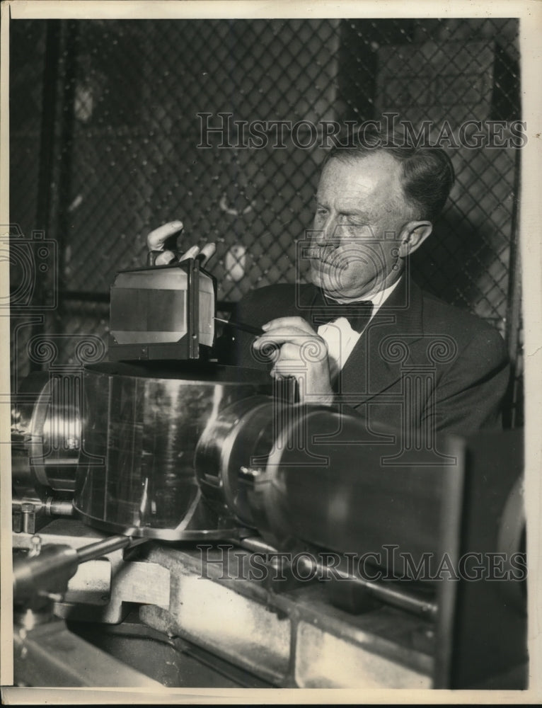 Load image into Gallery viewer, 1933 Press Photo Dr W E Forsythe, Nela Park Ohio holding one of the Quartz
