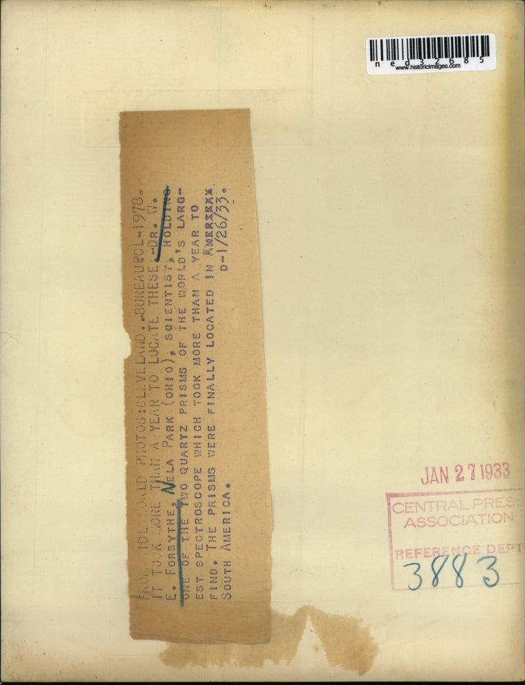 1933 Press Photo Dr W E Forsythe, Nela Park Ohio holding one of the Quartz