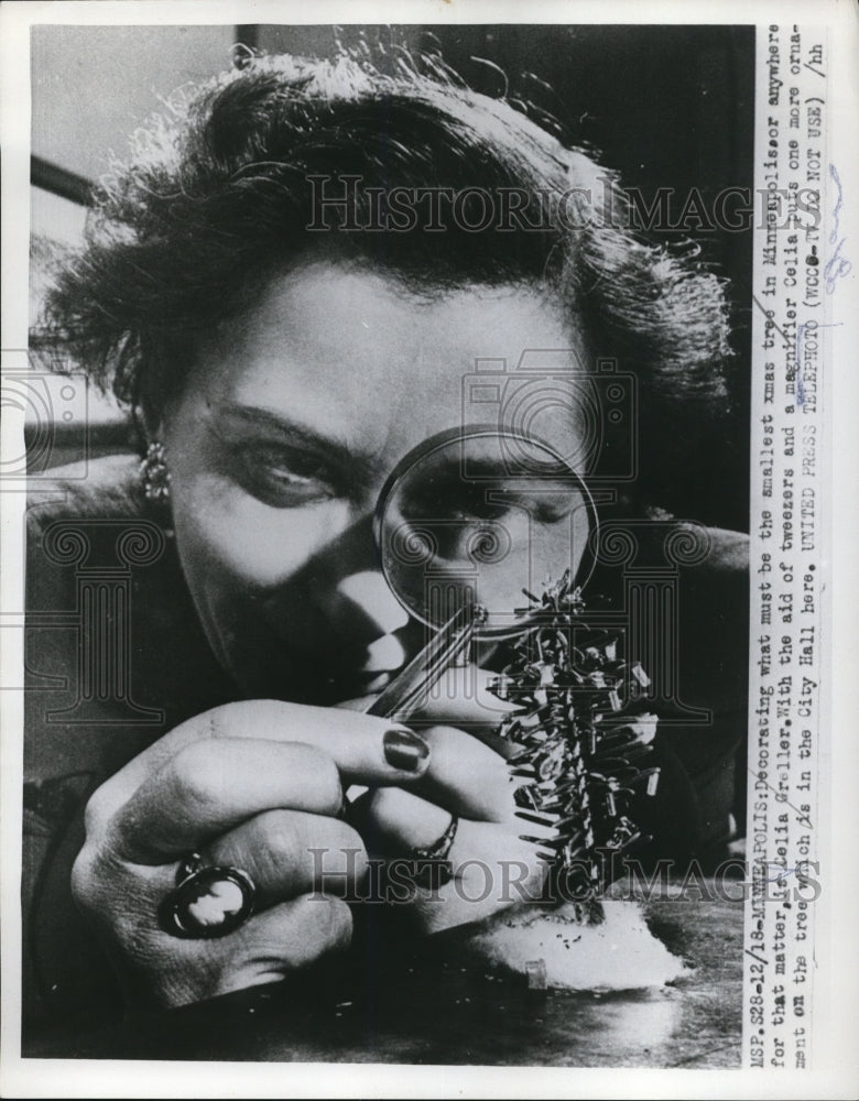 1952 Press Photo Decorating what must be smallest tree in Minneapolis or anywher