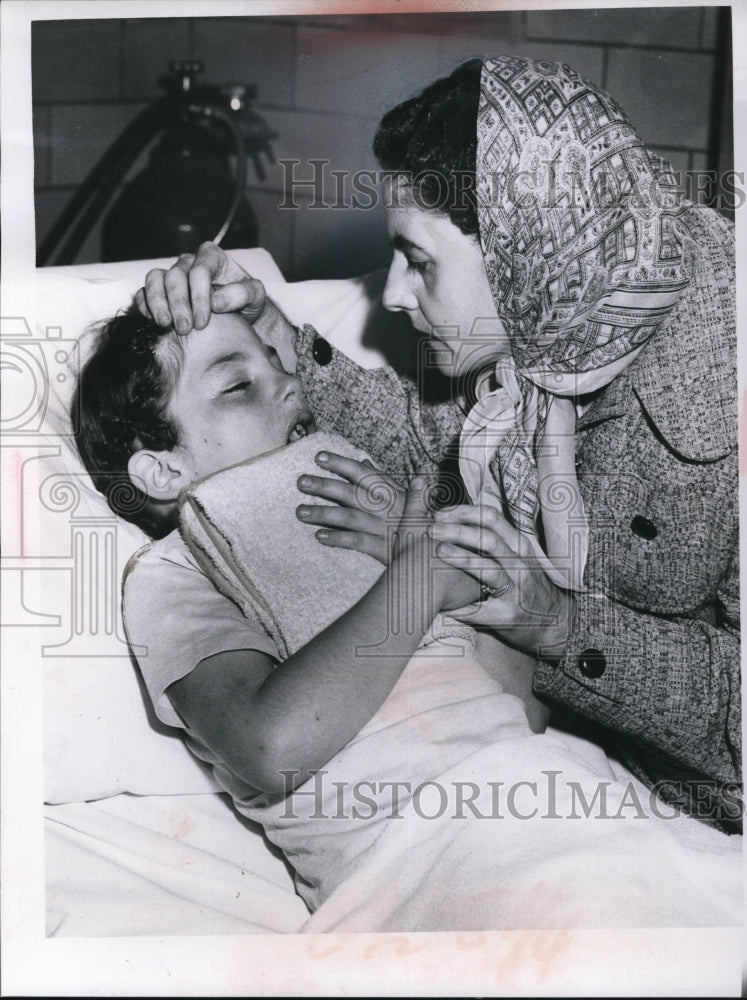 1959 Press Photo Sharon Wing and Mrs Paul WIng, Motherat Marymount Hospital