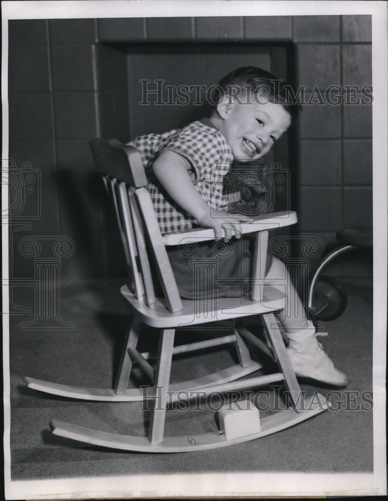 Load image into Gallery viewer, 1950 Press Photo Chicago 2 year old Robert Ludmer has a good time with his

