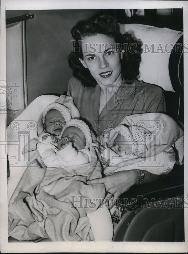 Load image into Gallery viewer, 1946 Press Photo Kent, Craig and Scott eight week old triplet sons of
