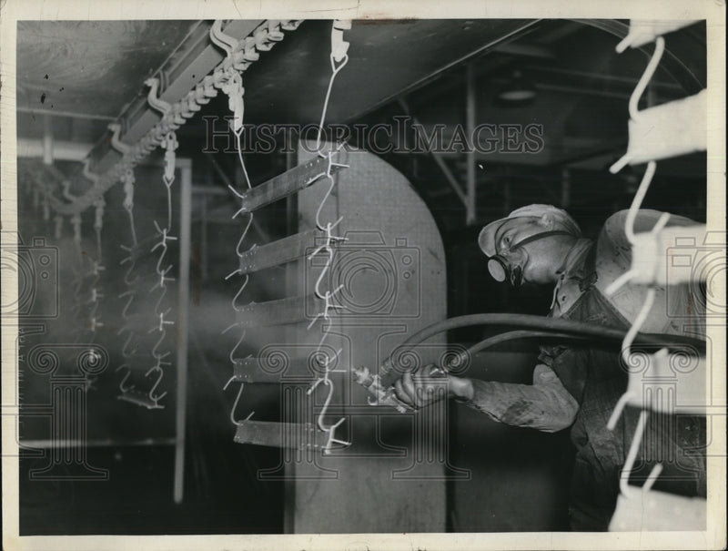 Load image into Gallery viewer, 1931 Press Photo Spray painter paints metal parts on endless belt chain
