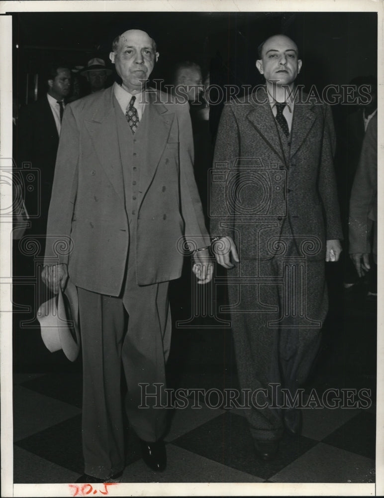 1942 Press Photo Dr. Hans Henut Gros with deputy U.S. Marshall - ned32833
