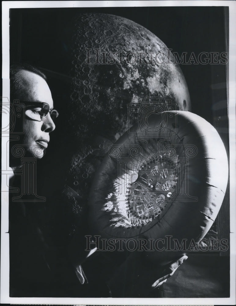 Load image into Gallery viewer, 1962 Press Photo Joseph S Hawkes of tire design research of the Goodyear Rubber
