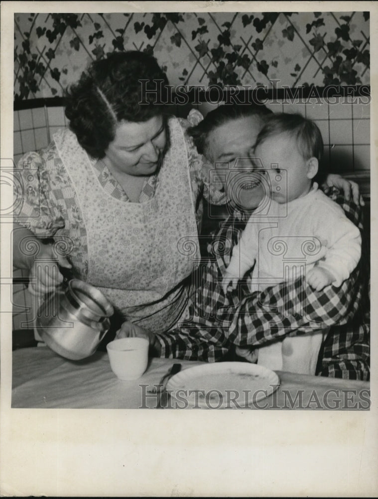 Load image into Gallery viewer, 1952 Press Photo Josephine and James Janowitz holding their child
