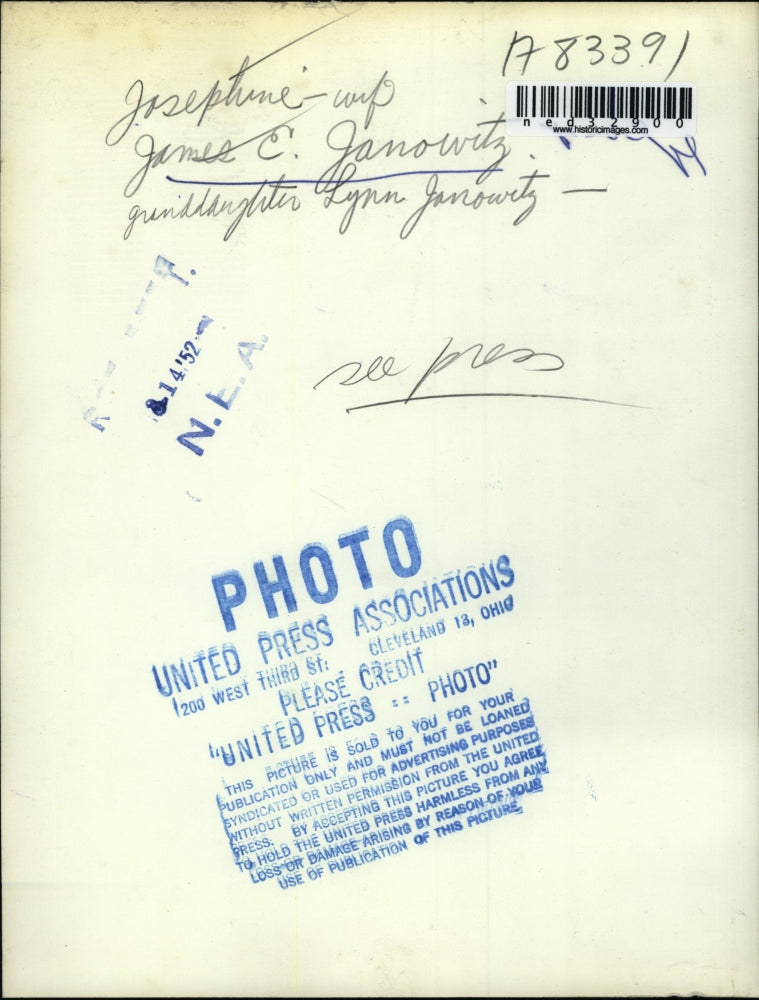 1952 Press Photo Josephine and James Janowitz holding their child